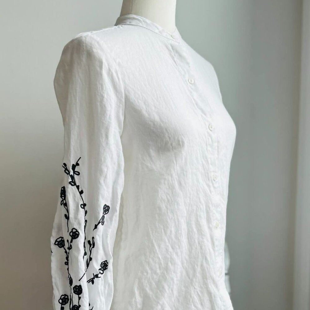 Club Monaco White Pure Linen Blouse with Grey Floral Embroidered Sleeves – US XS